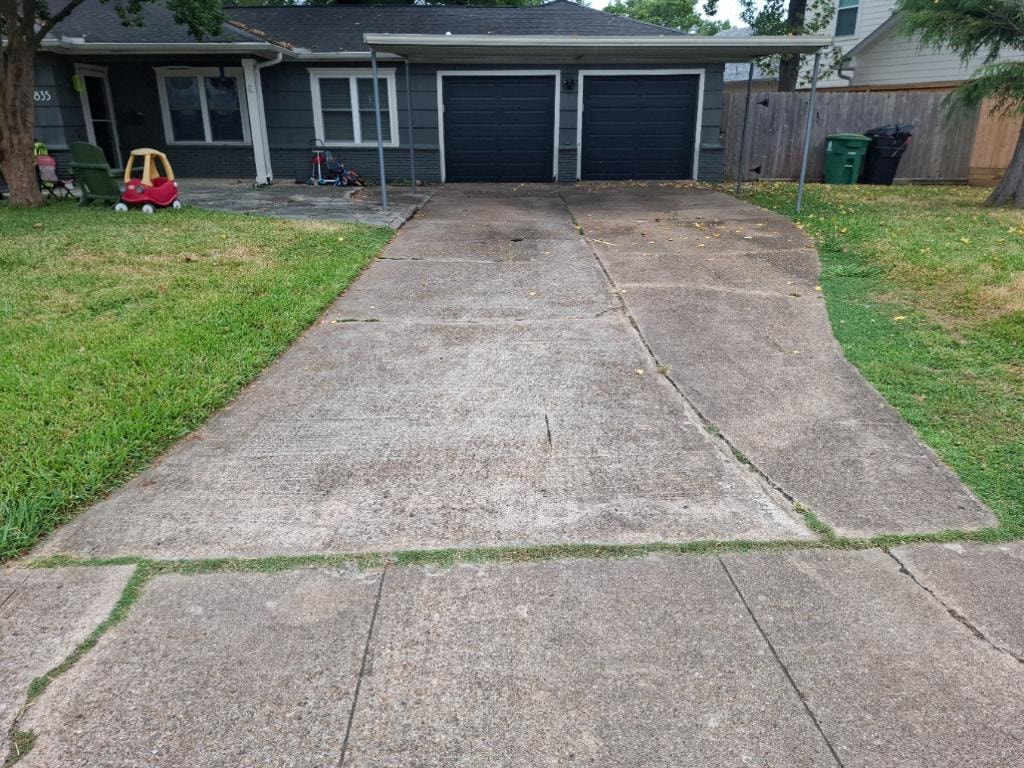Gray house driveway before pressure washing — dirty concrete